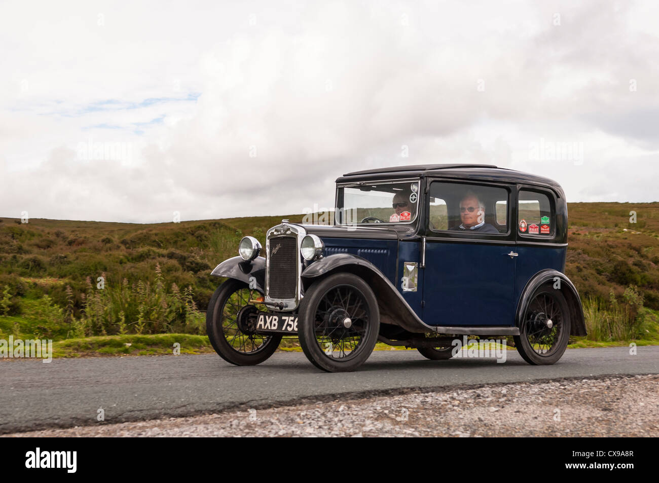 Un vintage Austin 7 coche clásico de conducción a través de los valles de Yorkshire que muestran movimiento en Yorkshire, Inglaterra , Gran Bretaña , Reino Unido Foto de stock