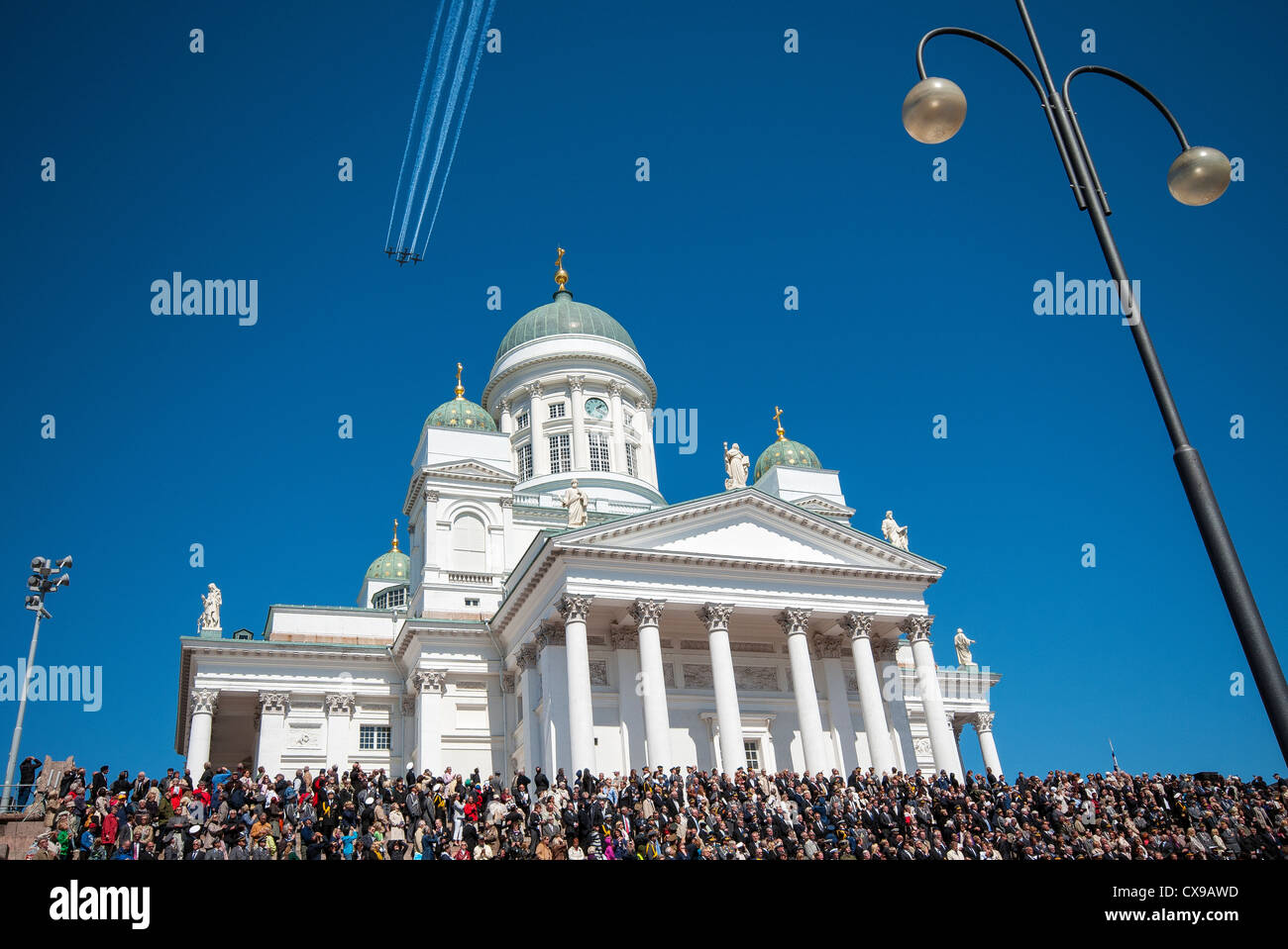 Fly-by militar sobre banderas de día en la Plaza del Senado en Helsinki Finlandia Foto de stock