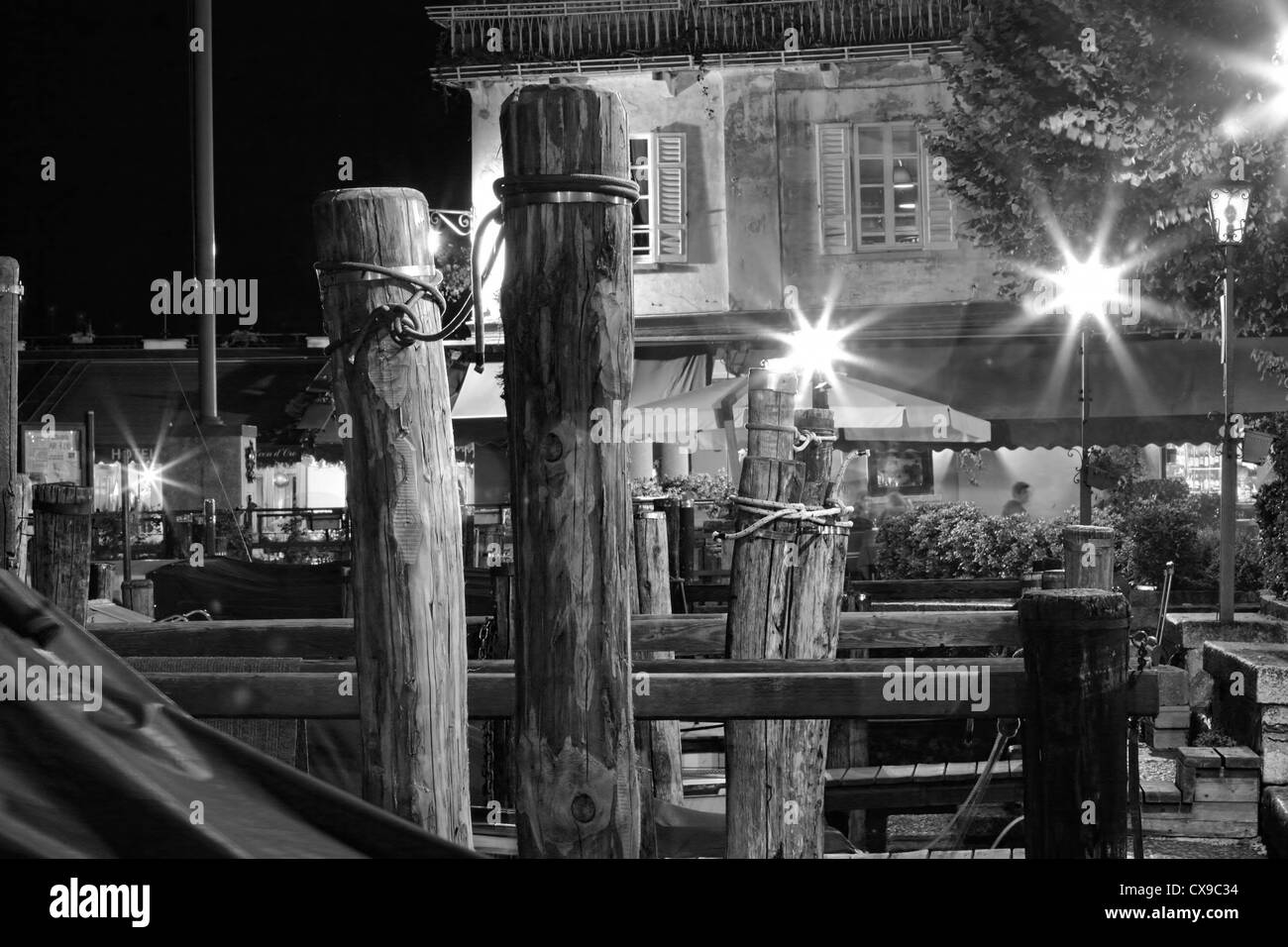 Vista nocturna de muelles en lago Orta , Orta , Piamonte, Italia Foto de stock