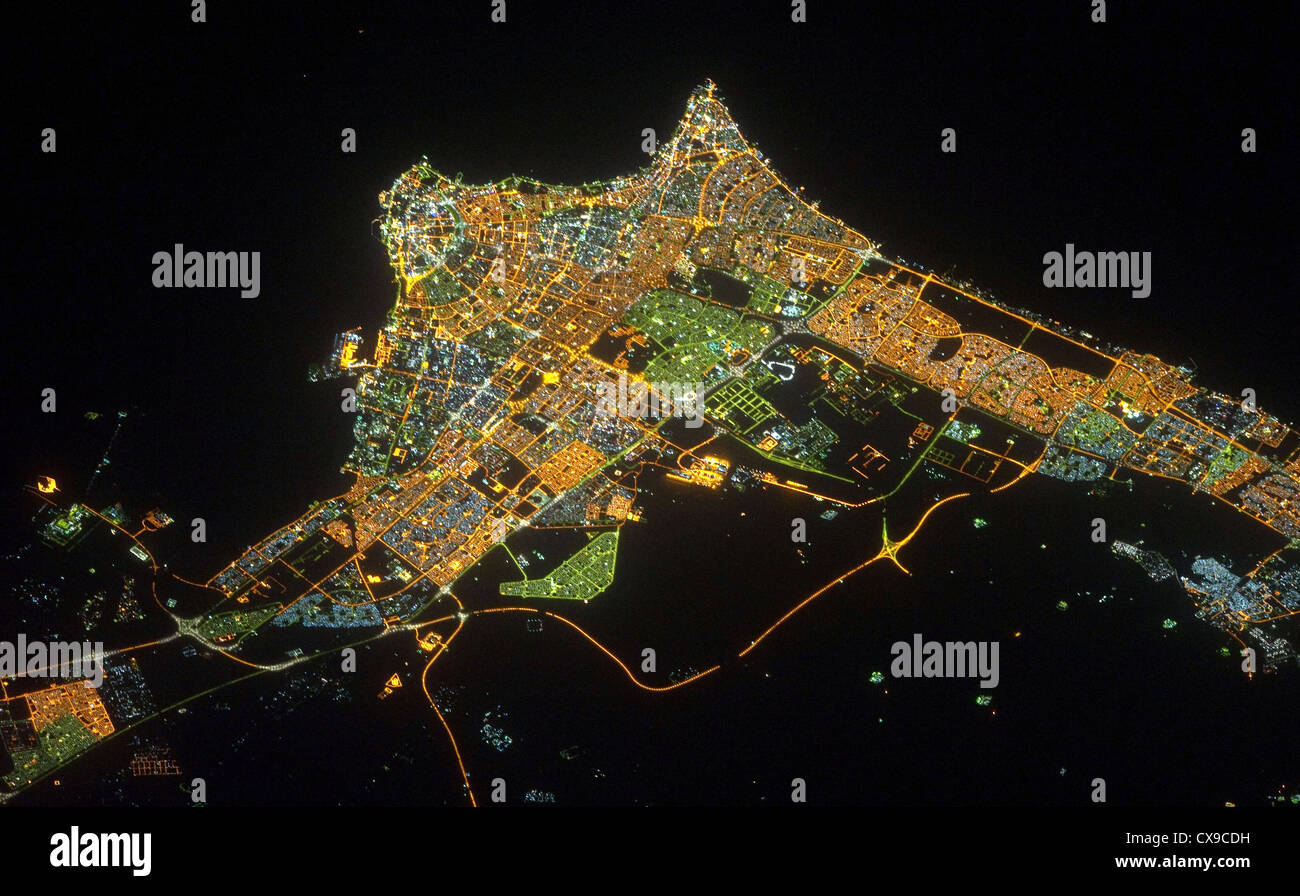 En la ciudad de Kuwait durante la noche visto desde el espacio Foto de stock