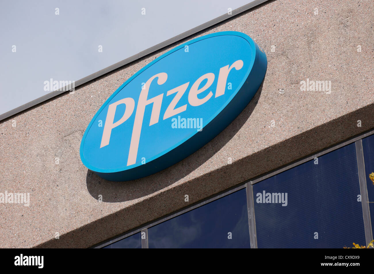 La compañía farmacéutica Pfizer firmar, logo Foto de stock