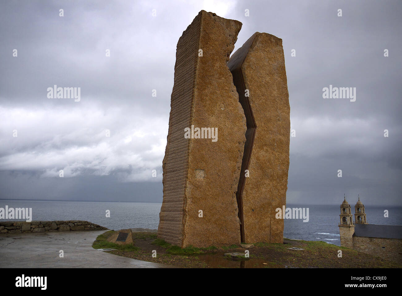 Monumento a la marea negra del Prestige en Muxia, Galicia, España. Foto de stock
