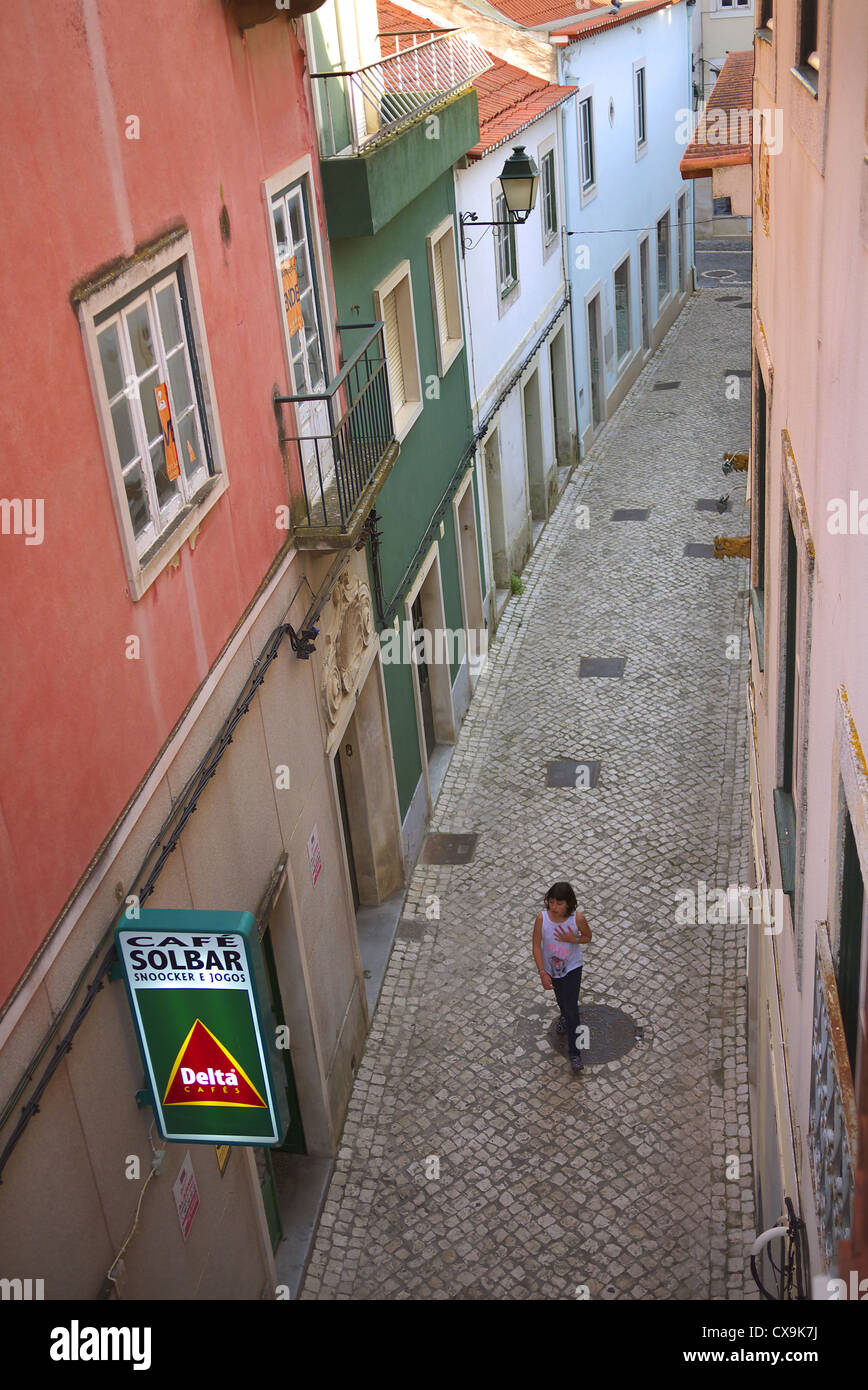 Una calle lateral en Santarem, Portugal. Foto de stock