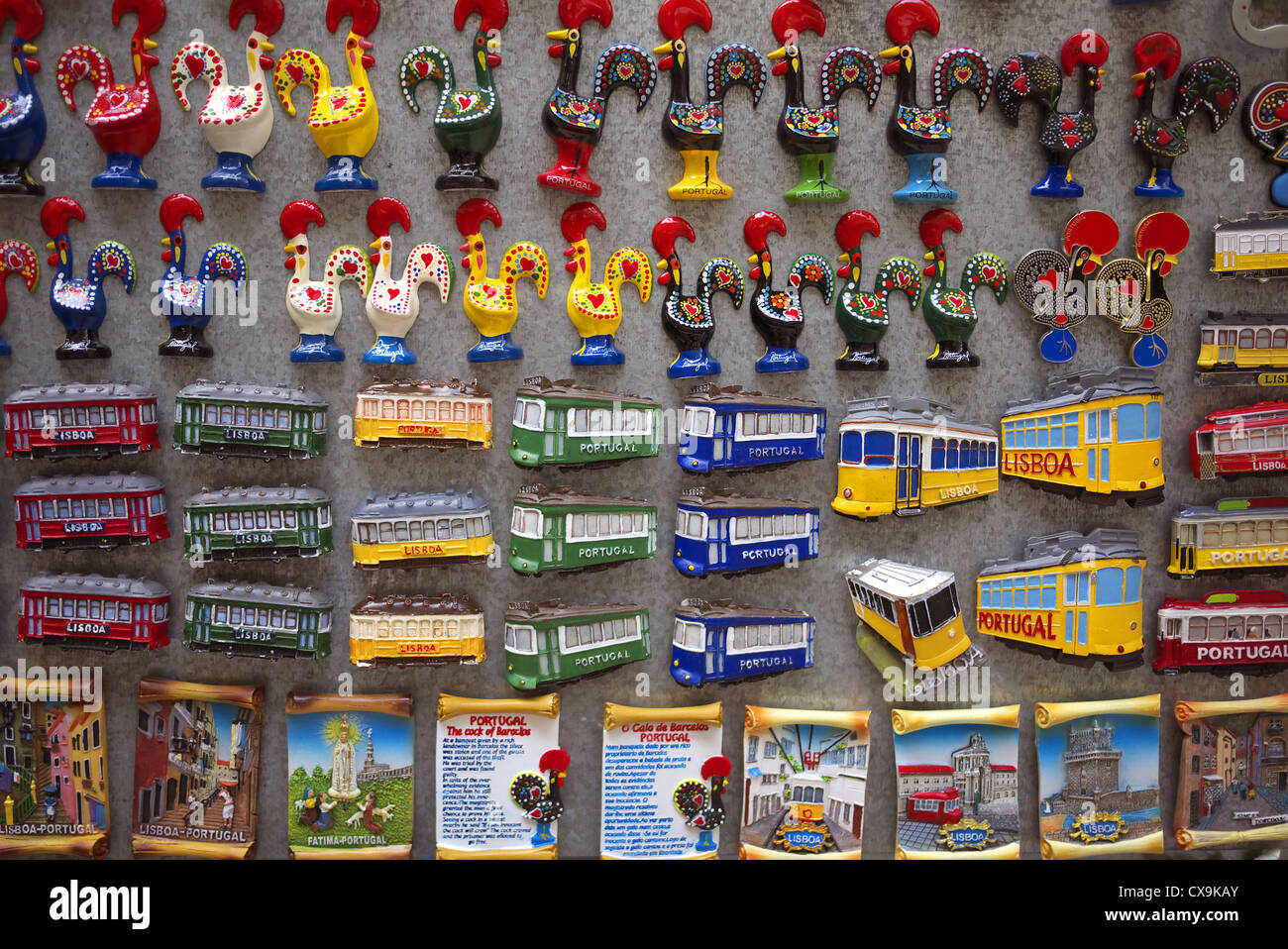 Imanes de nevera de souvenirs en venta en Lisboa, Portugal Fotografía de  stock - Alamy