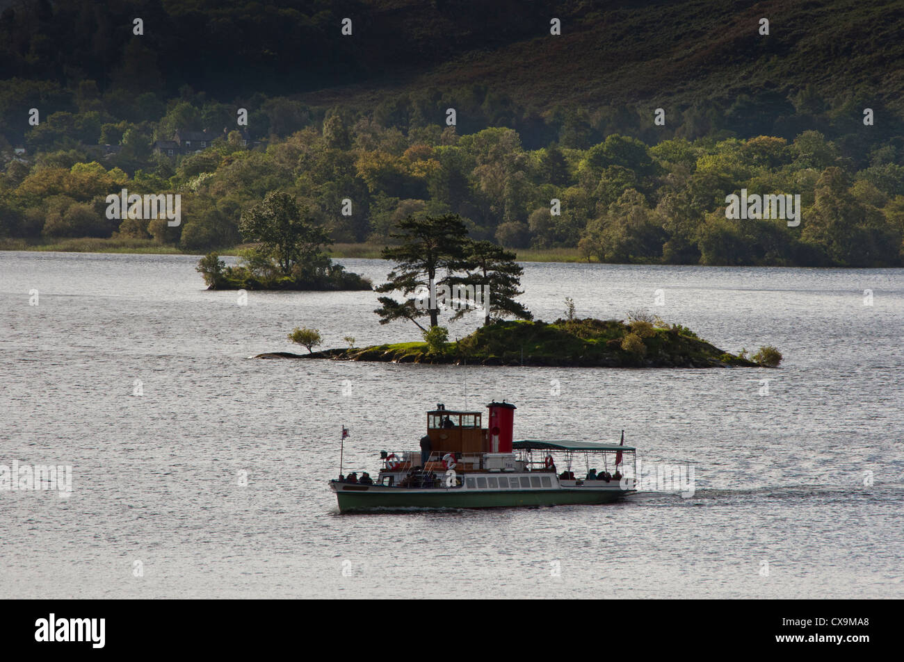Ullswater Steamers la dama del lago pasando Wall Holm alegre Holm islas Foto de stock