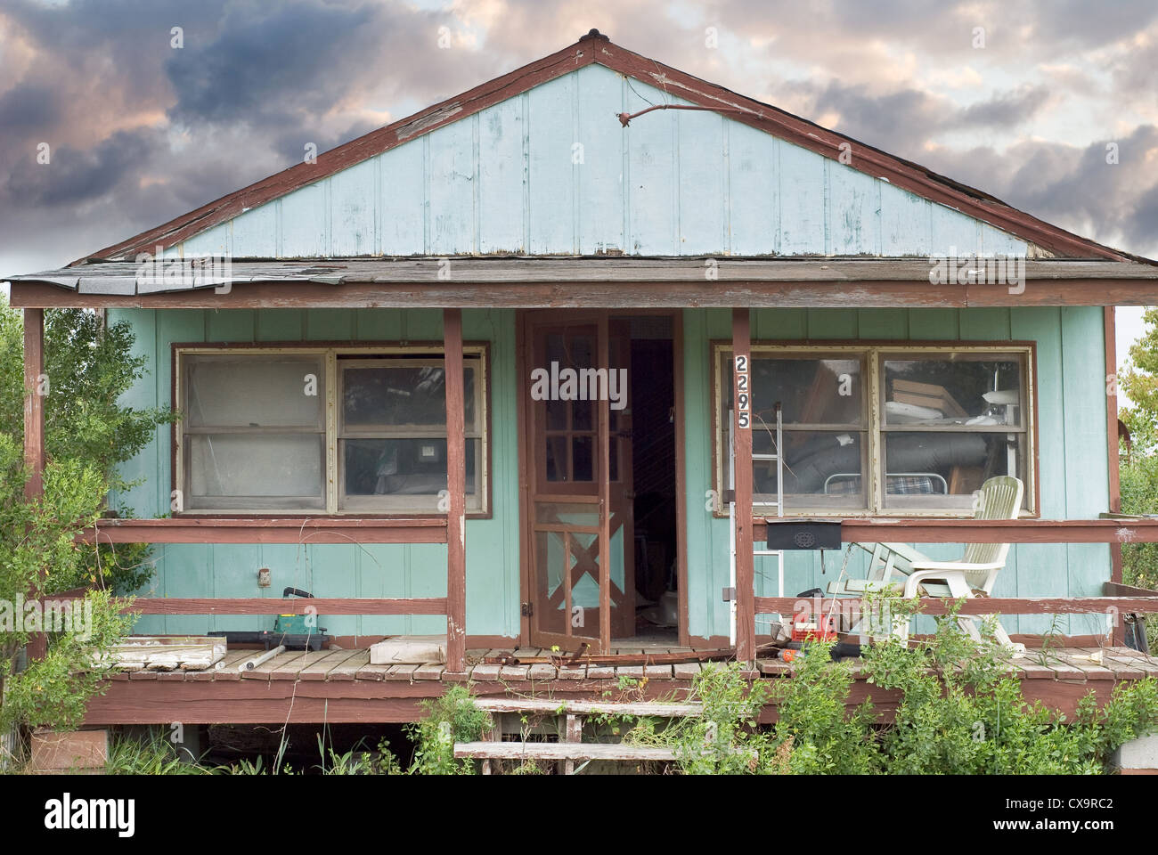 Casa abandonada como signo de recesión económica Foto de stock