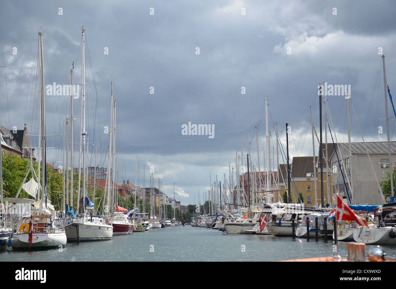 Gran número de embarcaciones en Kopenhagen en Dinamarca Foto de stock