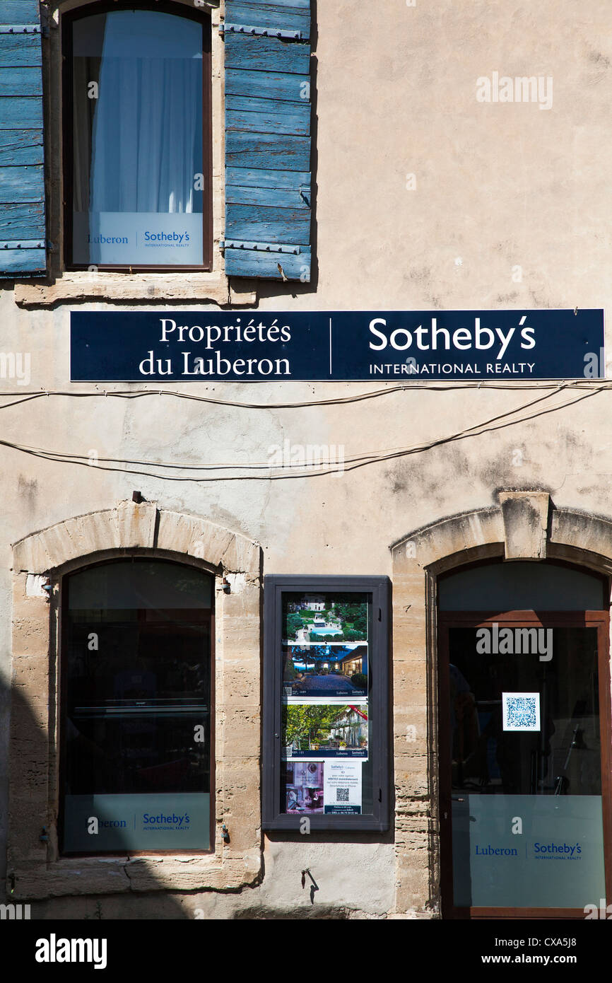 Sotheby's propiedad de la tienda en lo alto de la colina de Gordes, Luberon, Provence, Francia Foto de stock