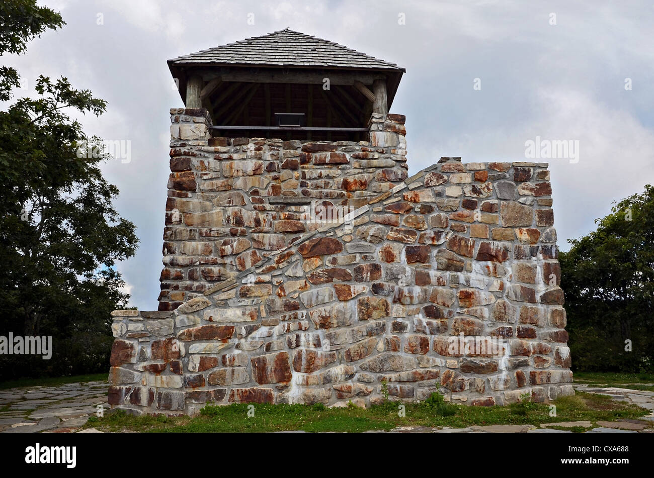 Un antiguo mirador de la torre de piedra en la parte superior del área calva Wayah en Carolina del Norte. Foto de stock