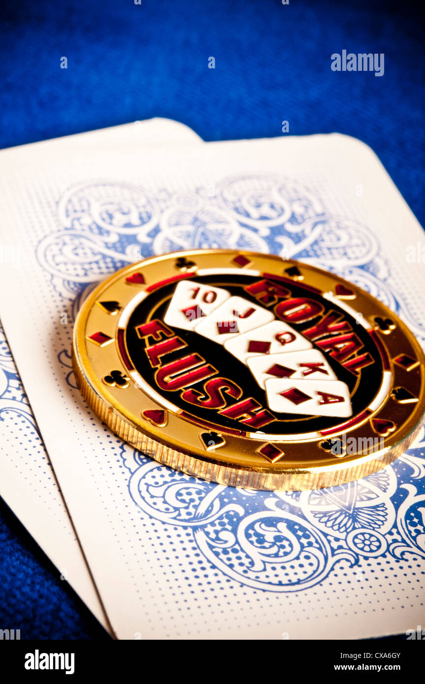 Lucky moneda encima de las cartas de póquer al Texas Hold'em Foto de stock