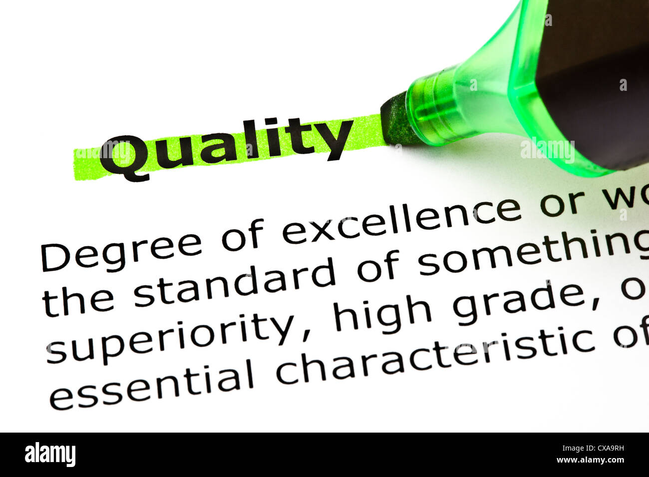 Definición de la palabra calidad resaltada en verde con rotulador Foto de stock