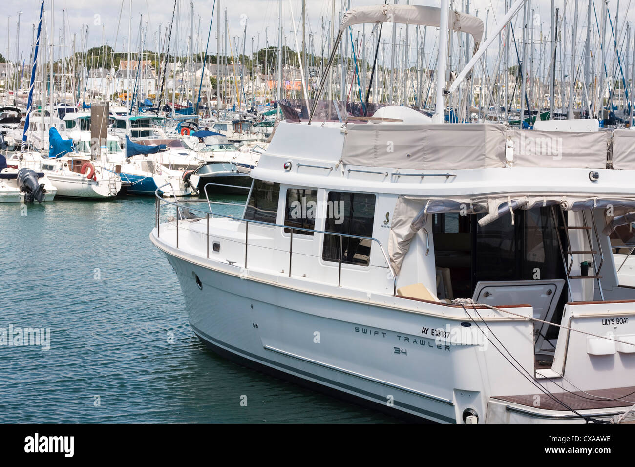 Fondeado yate a motor. La Trinité-sur-Mer Harbor, Morbihan, Bretaña, Francia Foto de stock