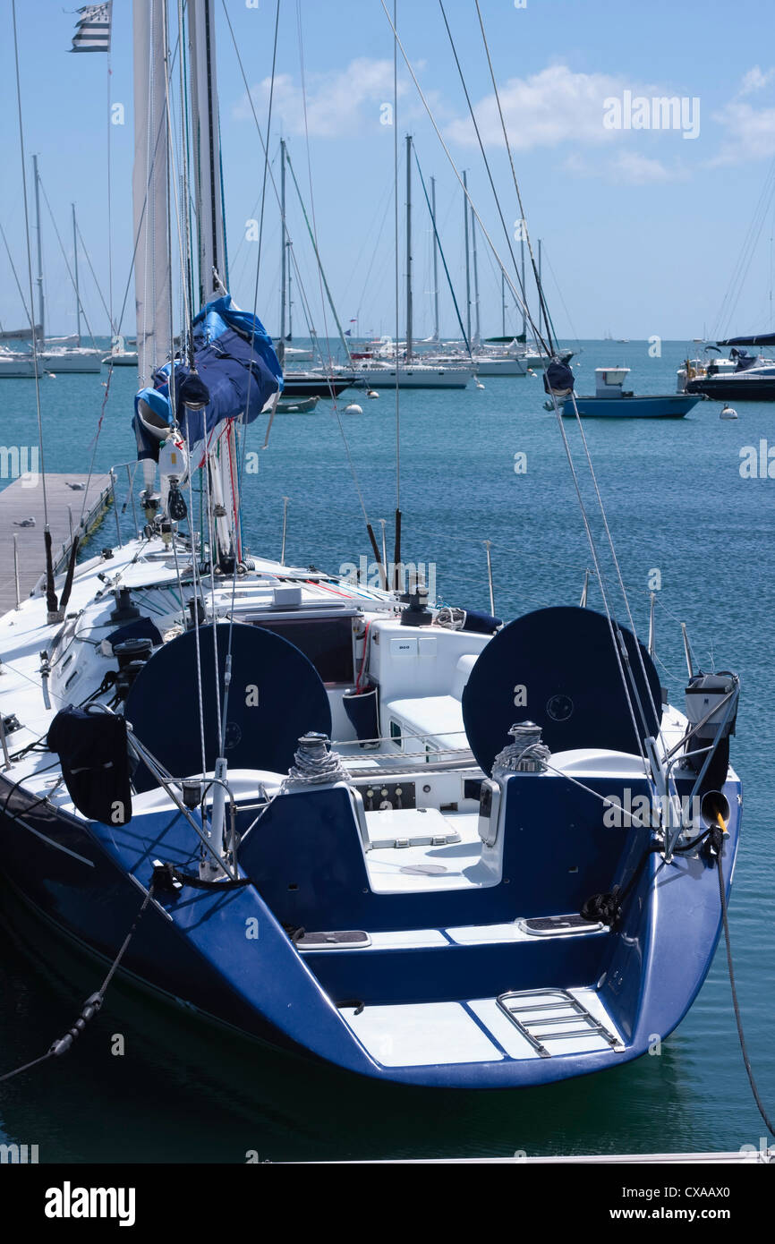 Fondeado Yate de vela. La Trinité-sur-Mer Harbor, Morbihan, Bretaña, Francia Foto de stock
