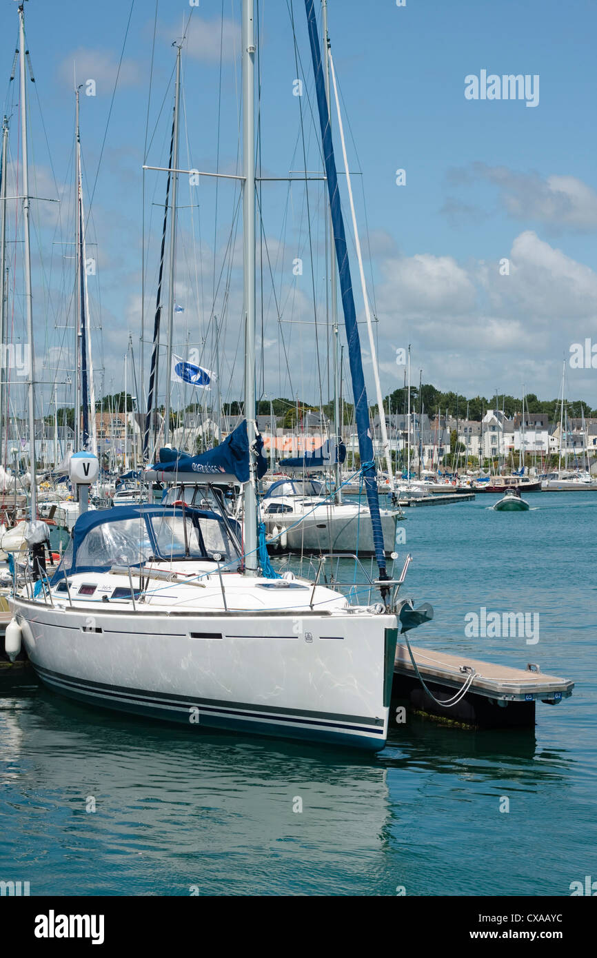 Fondeado Yate de vela. La Trinité-sur-Mer Harbor, Morbihan, Bretaña, Francia Foto de stock