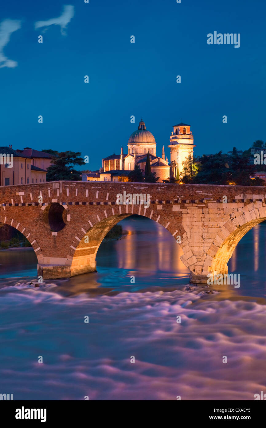 Italia, Veneto, Verona - Ponte Pietra y río Adige al anochecer. Foto de stock