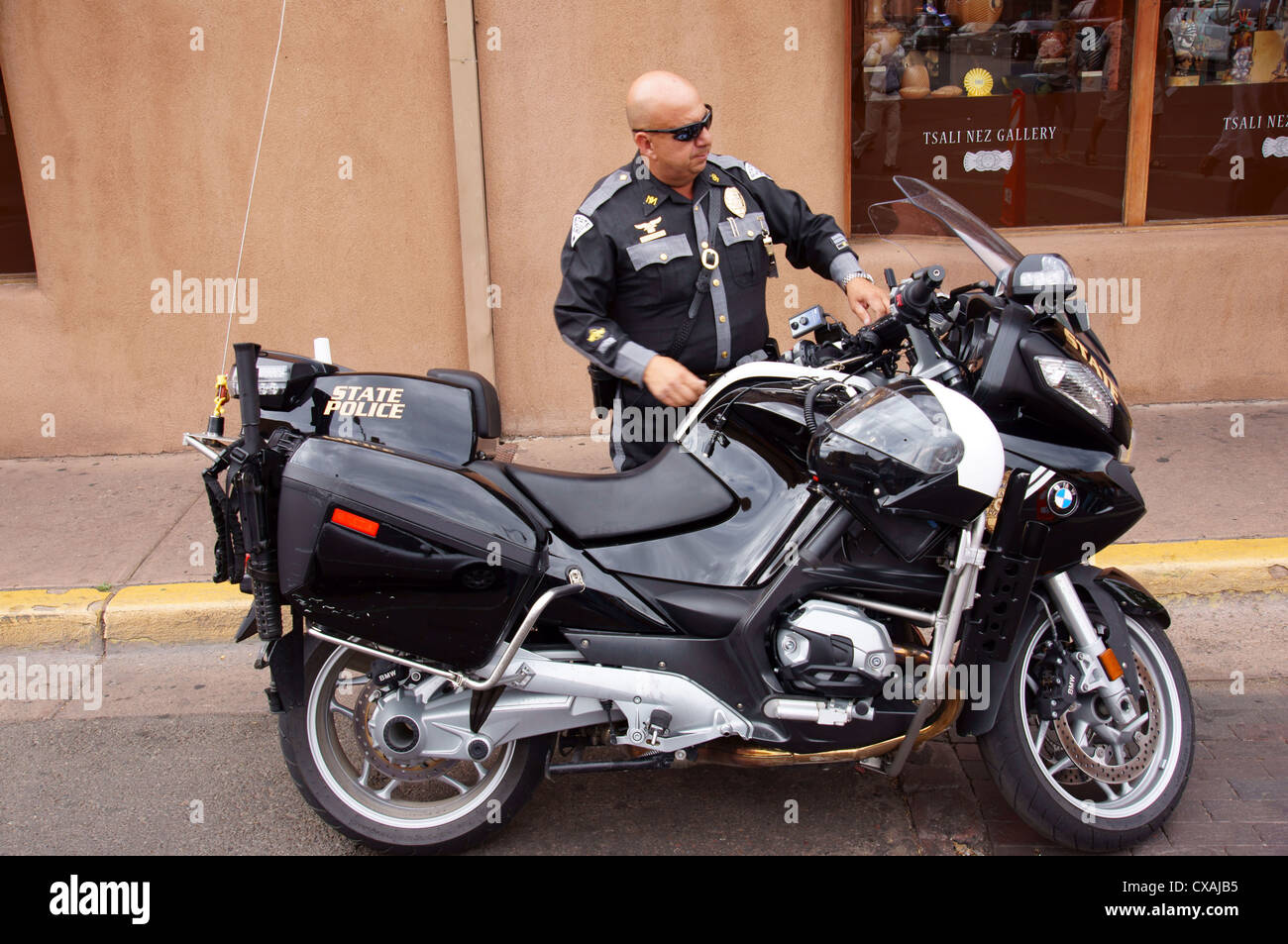 Policía de sexo masculino, con moto cp santa fe new mexico nm moto policial  persona adulta hombre maduro compañero humano Fotografía de stock - Alamy