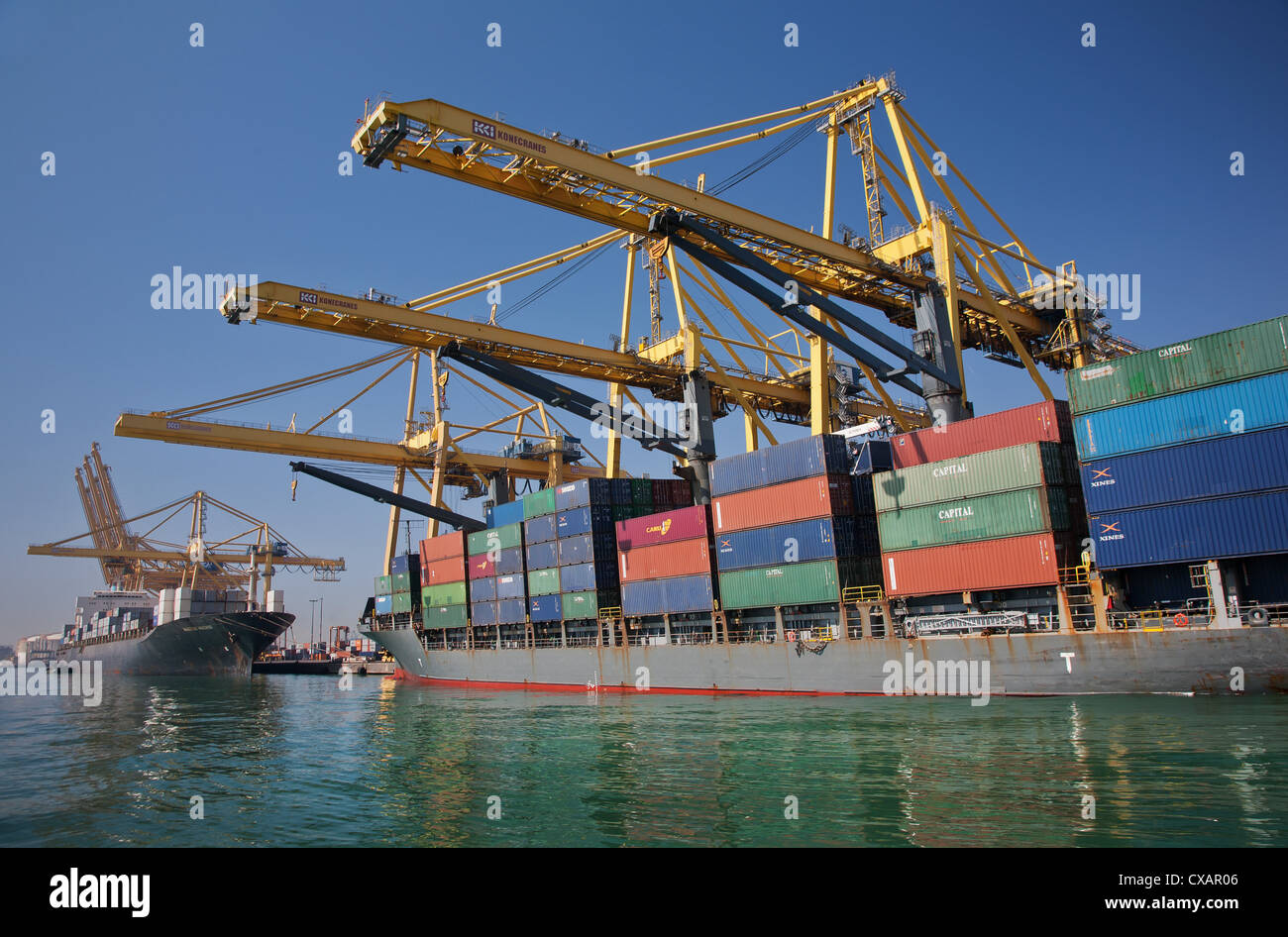 Puerto de contenedores, el puerto de Barcelona, Barcelona, Cataluña, España y Europa Foto de stock