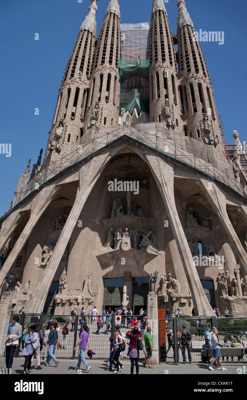 Fachada de la Catedral de la Sagrada Familia de Gaudí, Patrimonio Mundial de la UNESCO, Barcelona, Cataluña, España y Europa Foto de stock