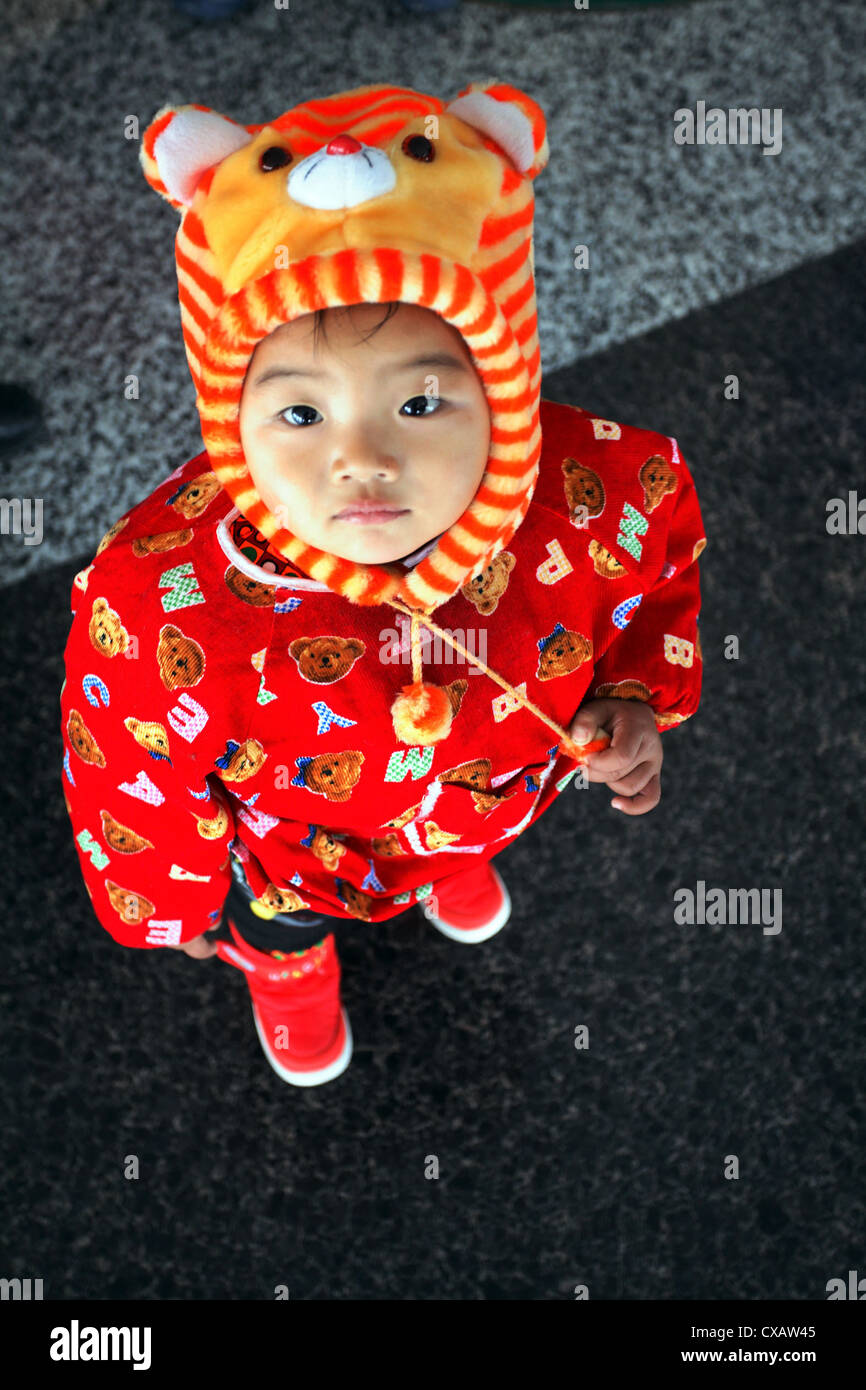 Shanghai, bebé mira al espectador Foto de stock