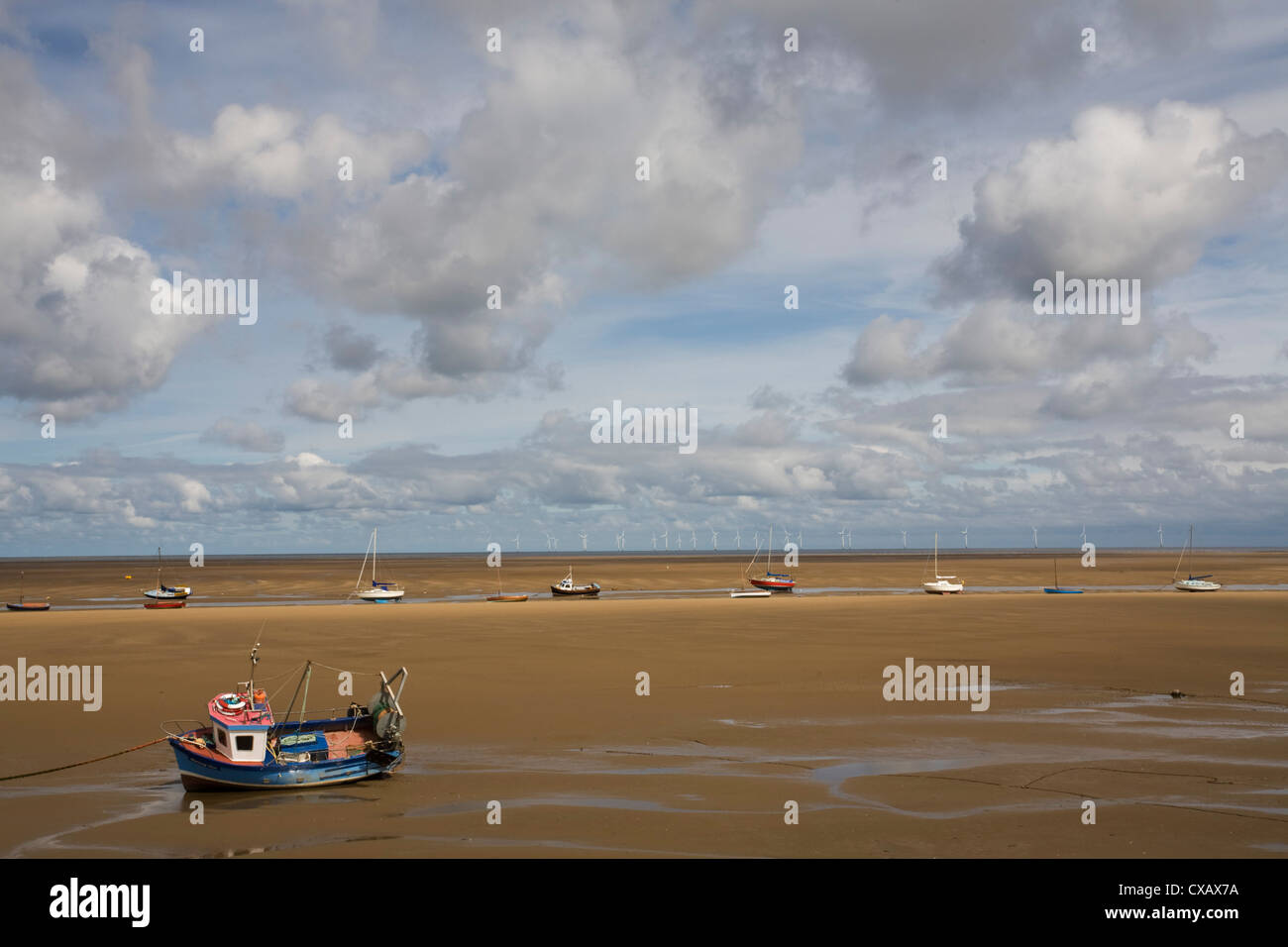 Los barcos en la playa, cerca de New Brighton, Península Wirral, Merseyside, Inglaterra, Reino Unido, Europa Foto de stock