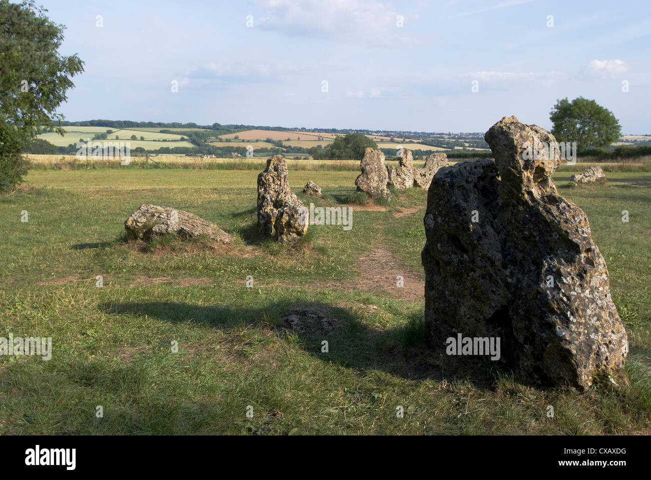 Rollright Stones, un círculo de piedra permanente del Neolítico que data de alrededor de 2500 A.C., en la frontera de Oxfordshire Warwickshire, Inglaterra Foto de stock