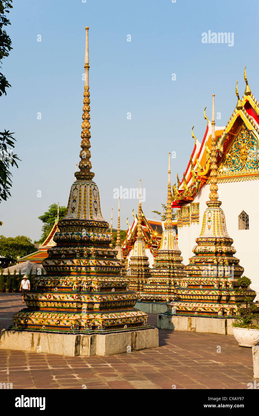 Colorido stupa en templo del Buda Reclinado (Wat Pho), Bangkok, Tailandia, el sudeste de Asia, Asia Foto de stock