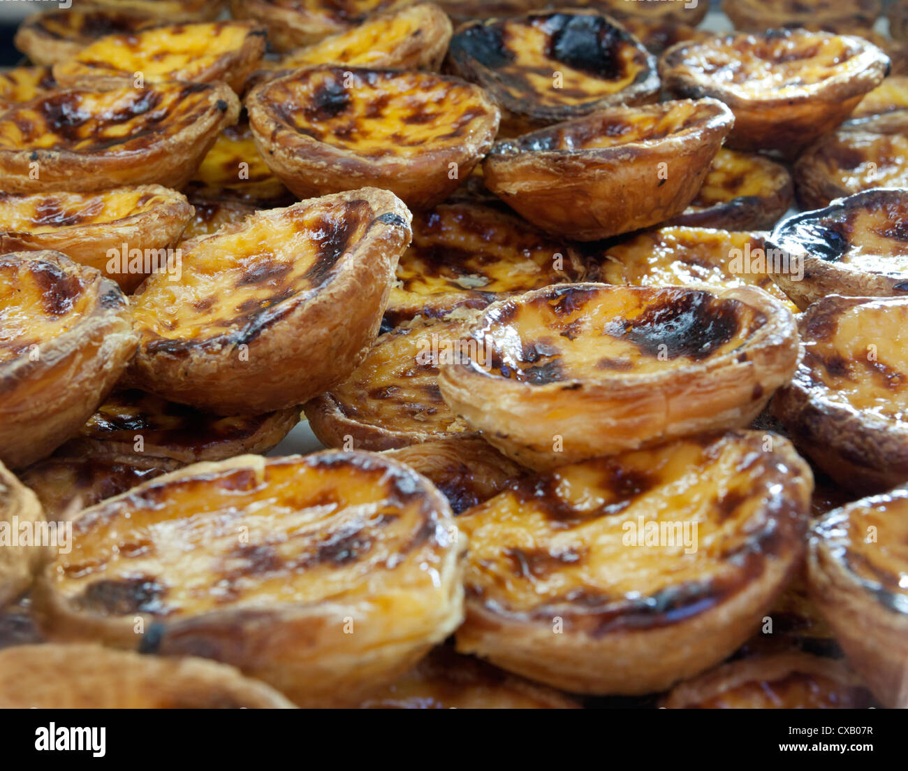 Portugués tradicionales pasteis de nata (flan tartas), Lisboa, Portugal, Europa Foto de stock