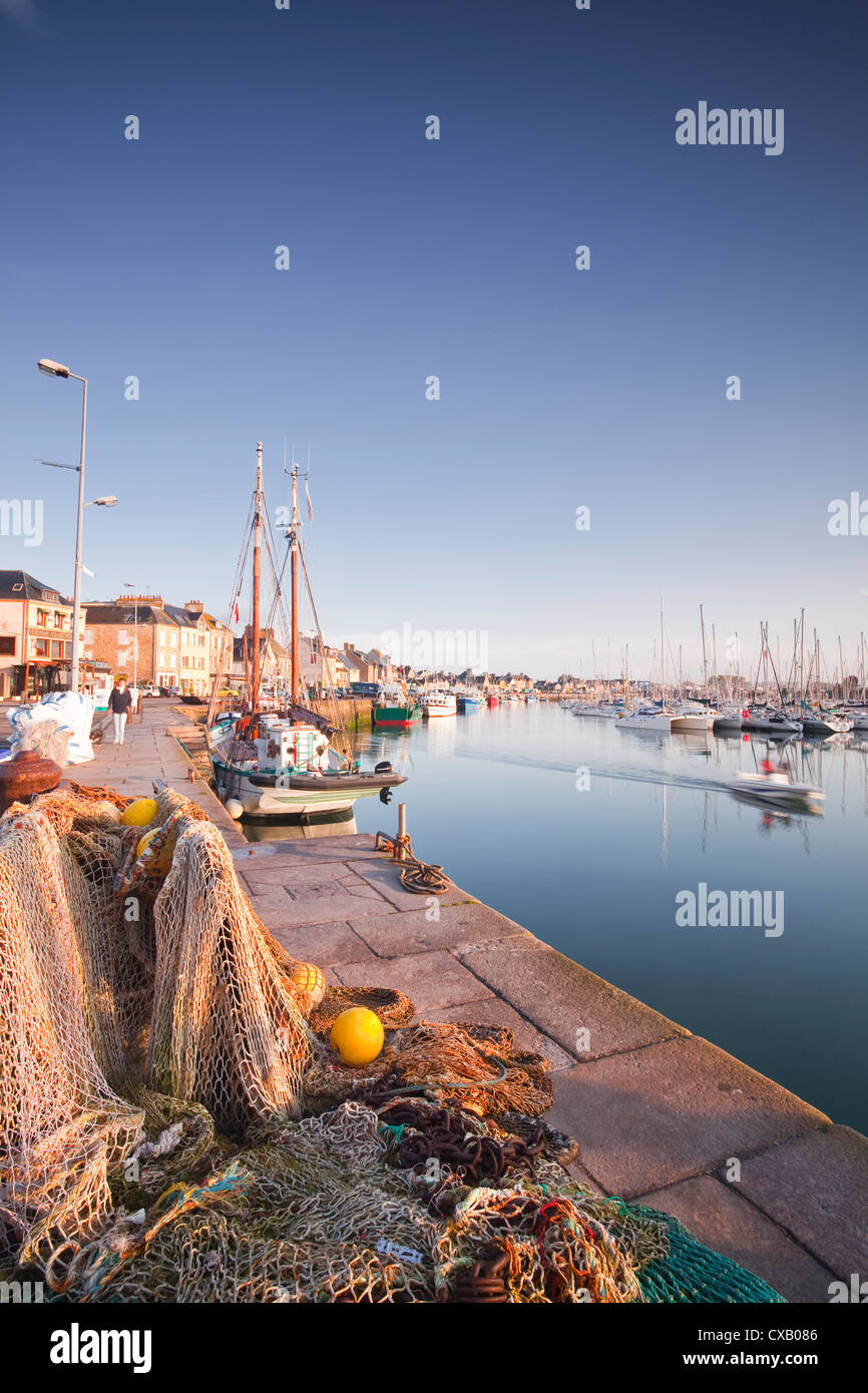 El pequeño puerto pesquero de Saint Vaast La Hougue, la Península de Cotentin, Normandía, Francia, Europa Foto de stock