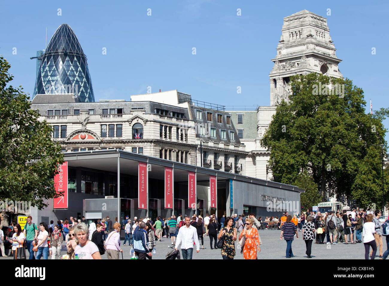 La boletería para la Torre de Londres con el Trinity House & El pepinillo edificios en el fondo, Tower Hill, Londres, Reino Unido. Foto de stock