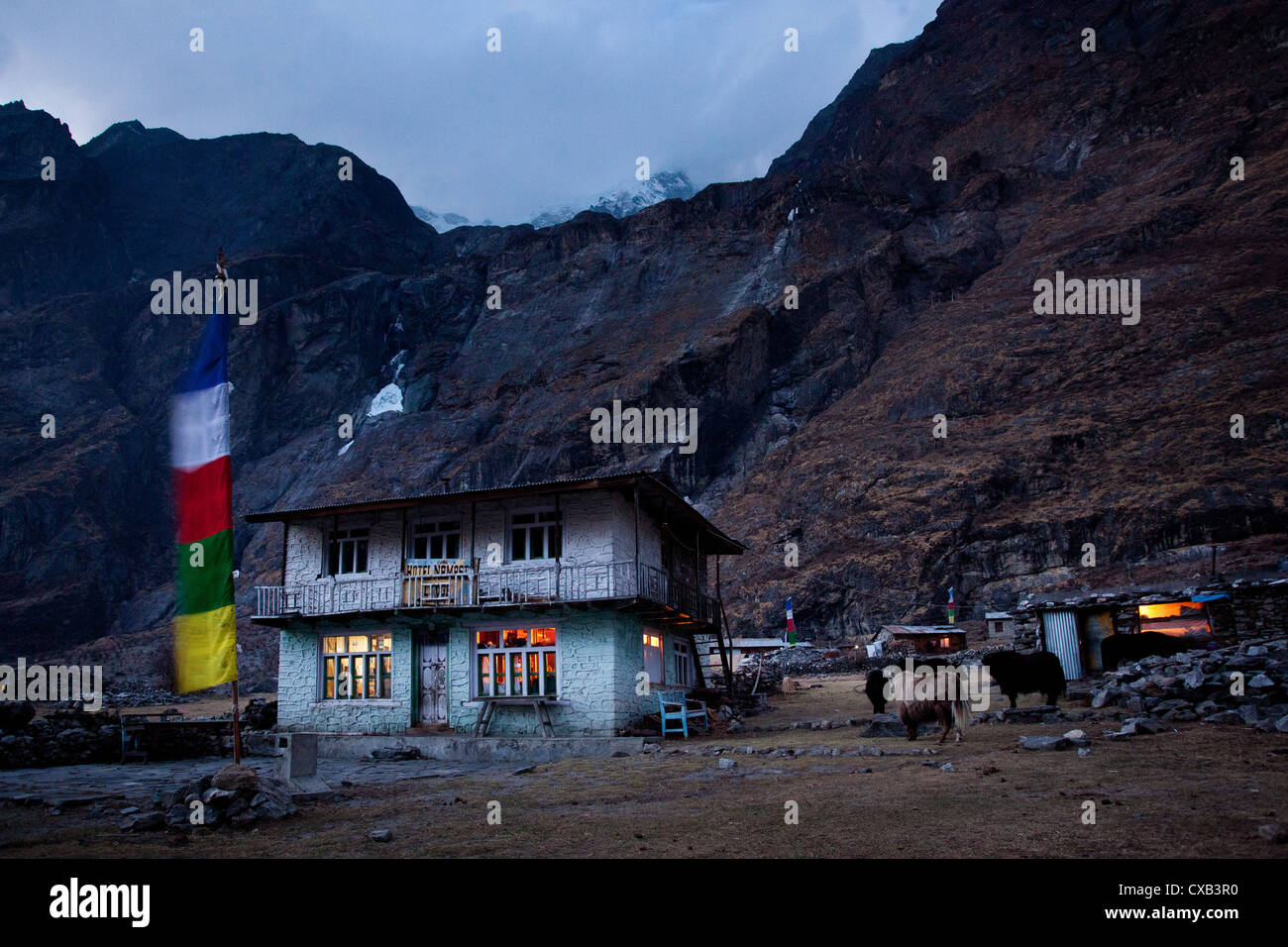 Tetería iluminados durante la noche, en lo alto de las montañas, Langtang village, Nepal Foto de stock