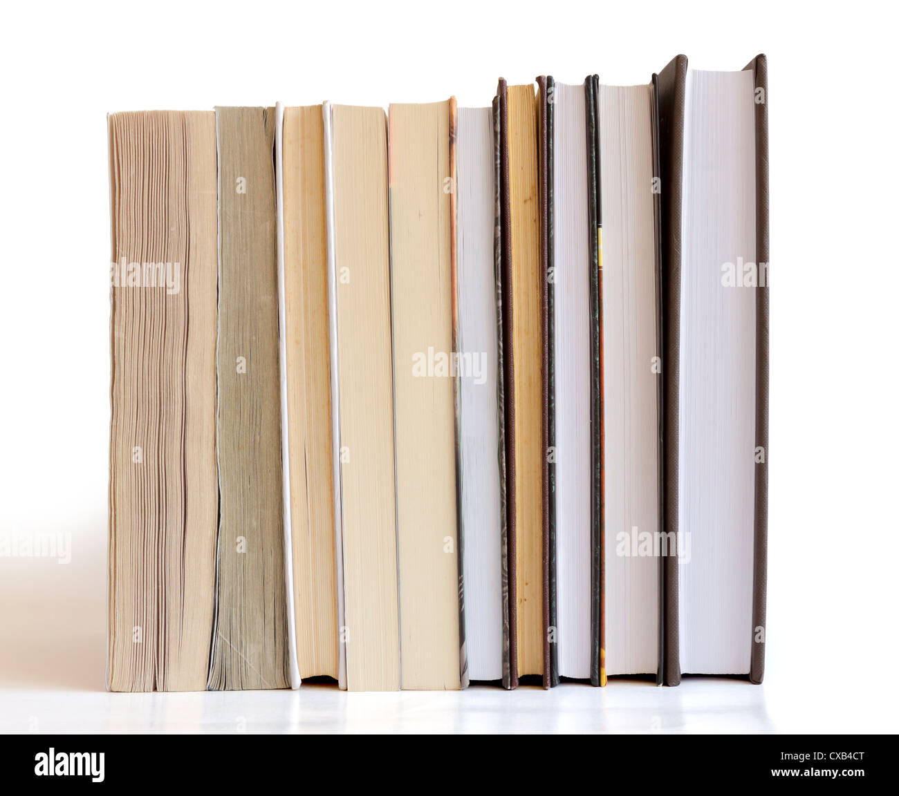 Libros en una fila aislado sobre fondo blanco. Foto de stock