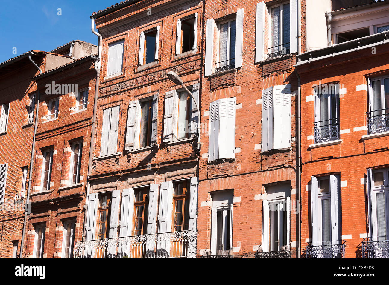 Arquitectura típica francesa en la Rue Gambetta ciudad de Toulouse Haute-Garonne Midi-Pyrenees Francia Foto de stock
