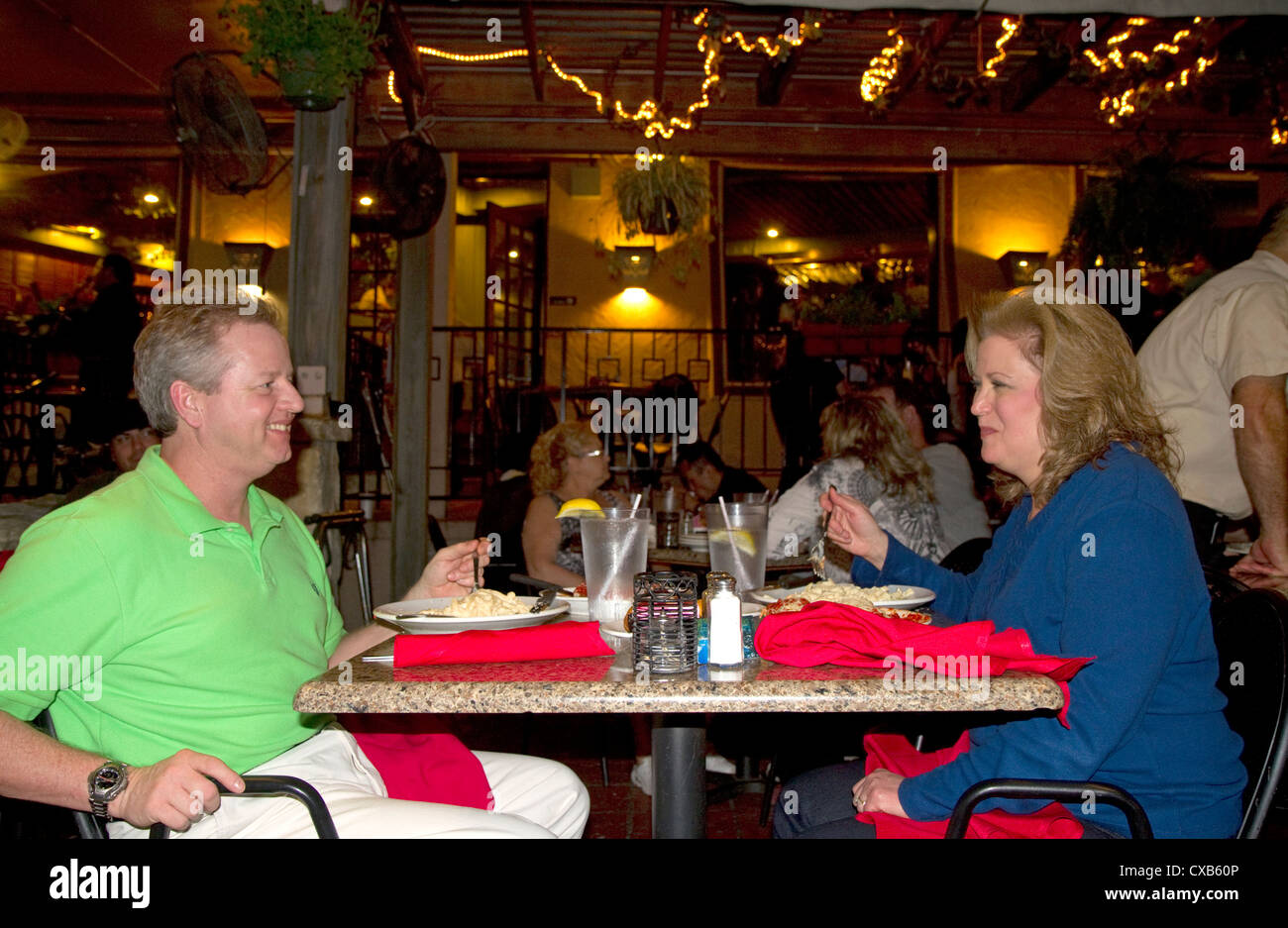 El comedor al aire libre a lo largo del Paseo del Río en San Antonio, Texas, EEUU. Foto de stock