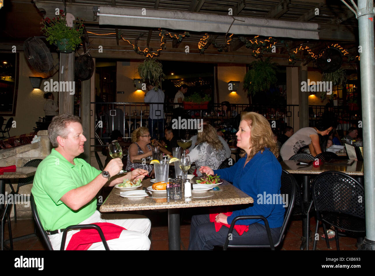 El comedor al aire libre a lo largo del Paseo del Río en San Antonio, Texas, EEUU. Foto de stock