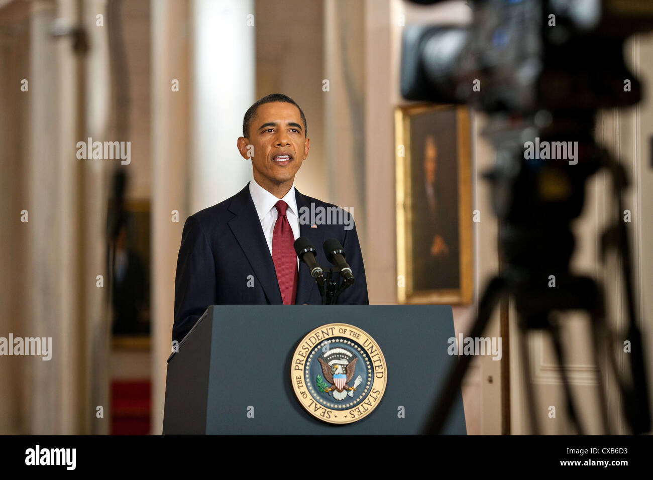El presidente Barack Obama ofrece una declaración el 1 de mayo de 2011 en el East Room de la Casa Blanca sobre el éxito de la misión contra Osama bin Laden. Foto de stock