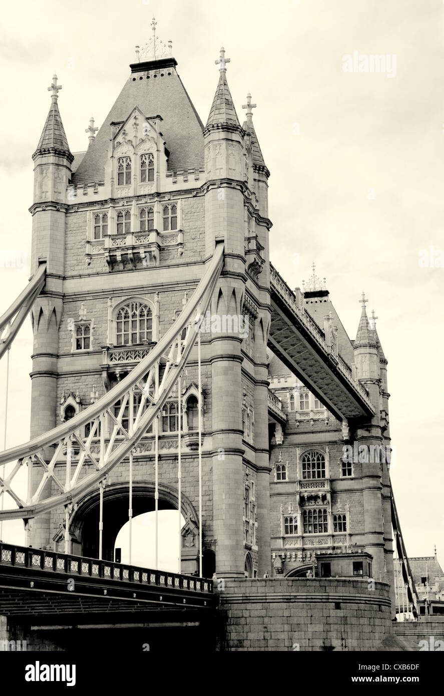 Imagen en blanco y negro artística del puente de la torre en el centro de Londres en un día soleado Foto de stock