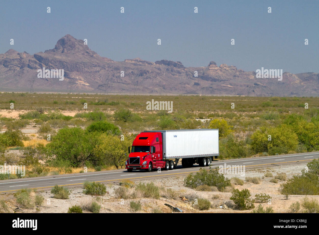 Camion américain sur Desert Canyon Road · Creative Fabrica