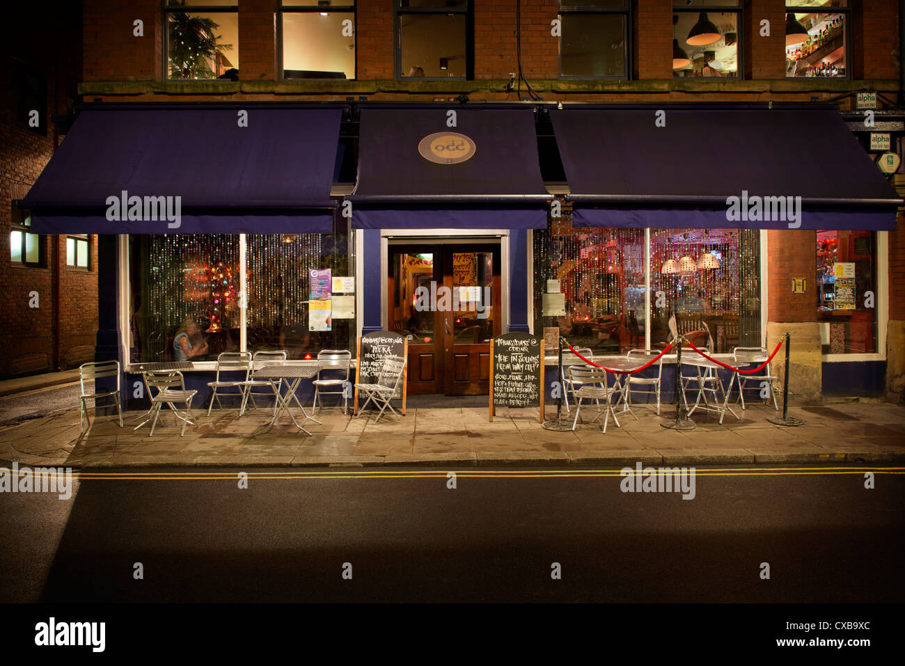 Extraño Bar ubicado en Thomas Street, en el barrio del norte de Manchester durante la noche. Foto de stock