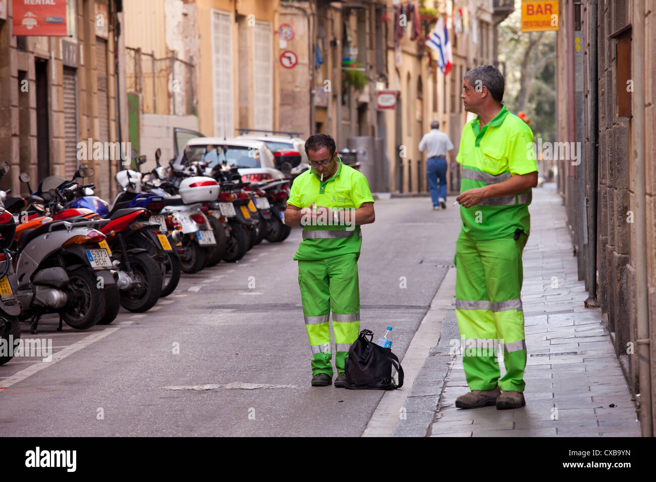 Dos trabajadores sanitarios en Barcelona son fácilmente identificable por  su color verde brillante uniformes de trabajo Fotografía de stock - Alamy