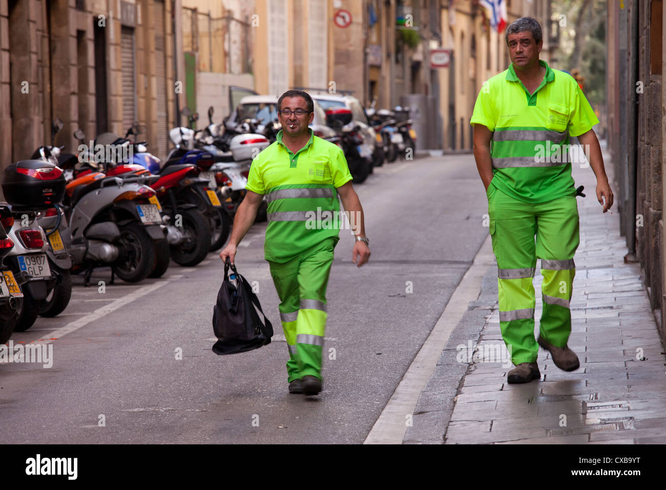 Dos sanitarios en Barcelona son identificable por su verde brillante uniformes de trabajo Fotografía de stock - Alamy