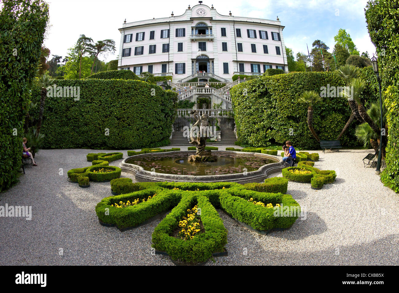 Villa Carlotta y jardines en sol primaveral, Tremezzo, Lago de Como, Lombardía, Lagos Italianos, en el norte de Italia, de Europa Foto de stock