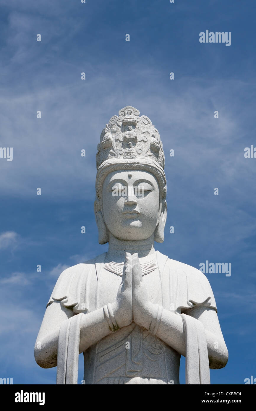 Escultura de Buda, estupendo para Asia Travel y los temas religiosos con el hermoso cielo azul. Foto de stock