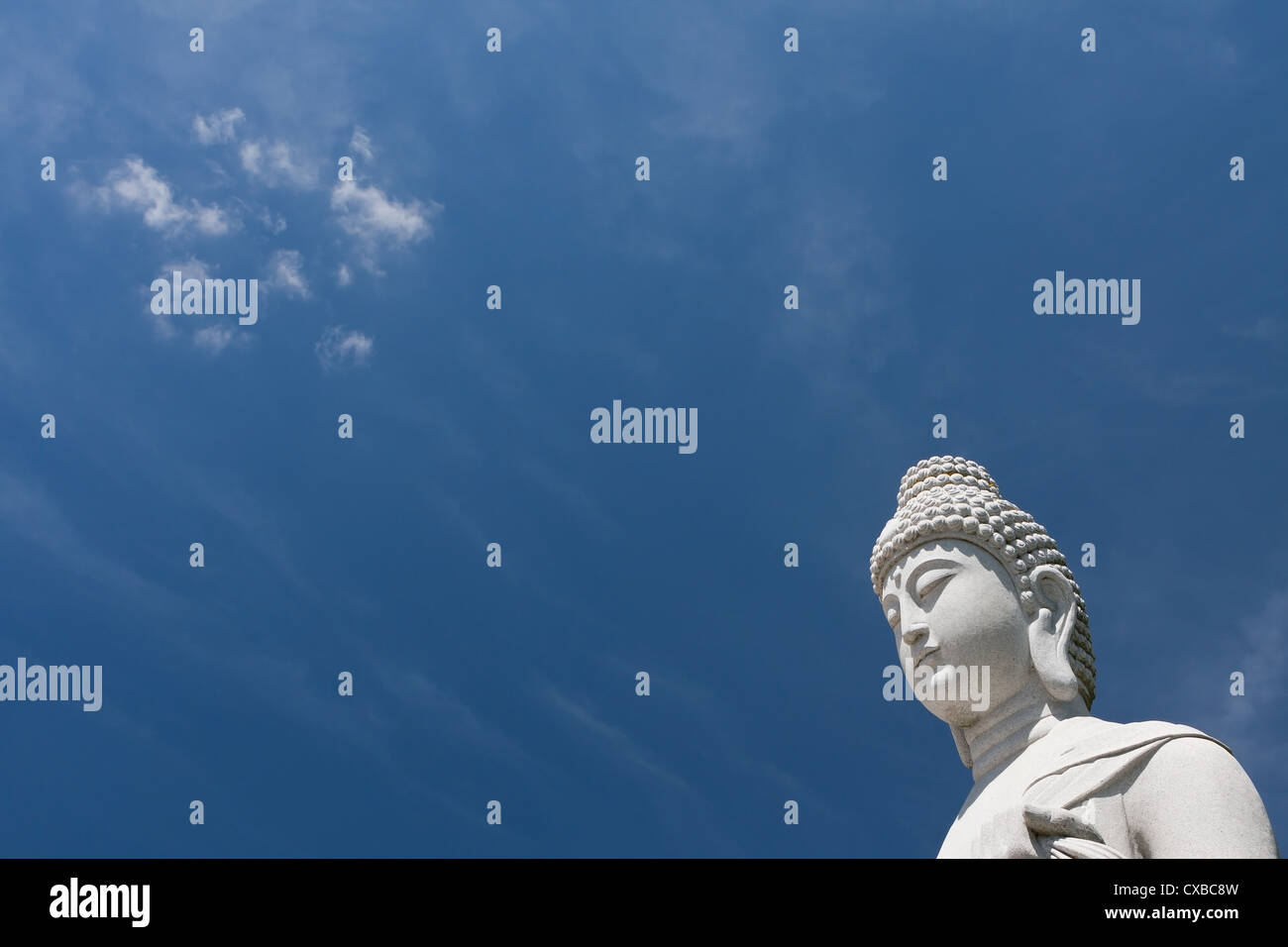 Escultura de Buda, estupendo para Asia Travel y los temas religiosos con el hermoso cielo azul. Foto de stock