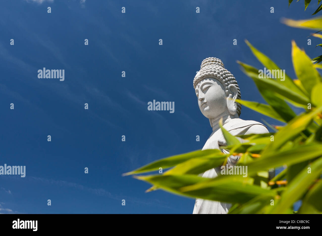 Escultura de Asia Asia, ideal para los viajes y los temas religiosos con el hermoso cielo azul. Foto de stock