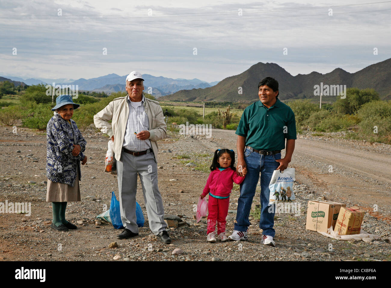 Familia quechua de pie en la carretera a pocos kilómetros de Cachi en
