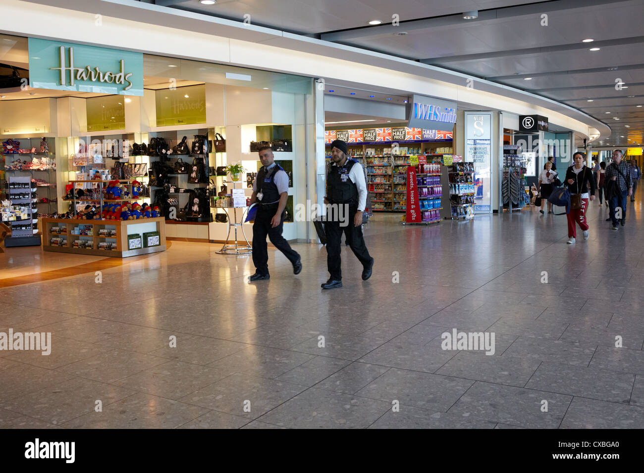 Las Tiendas del Aeropuerto de Heathrow, Terminal, REINO UNIDO Foto de stock