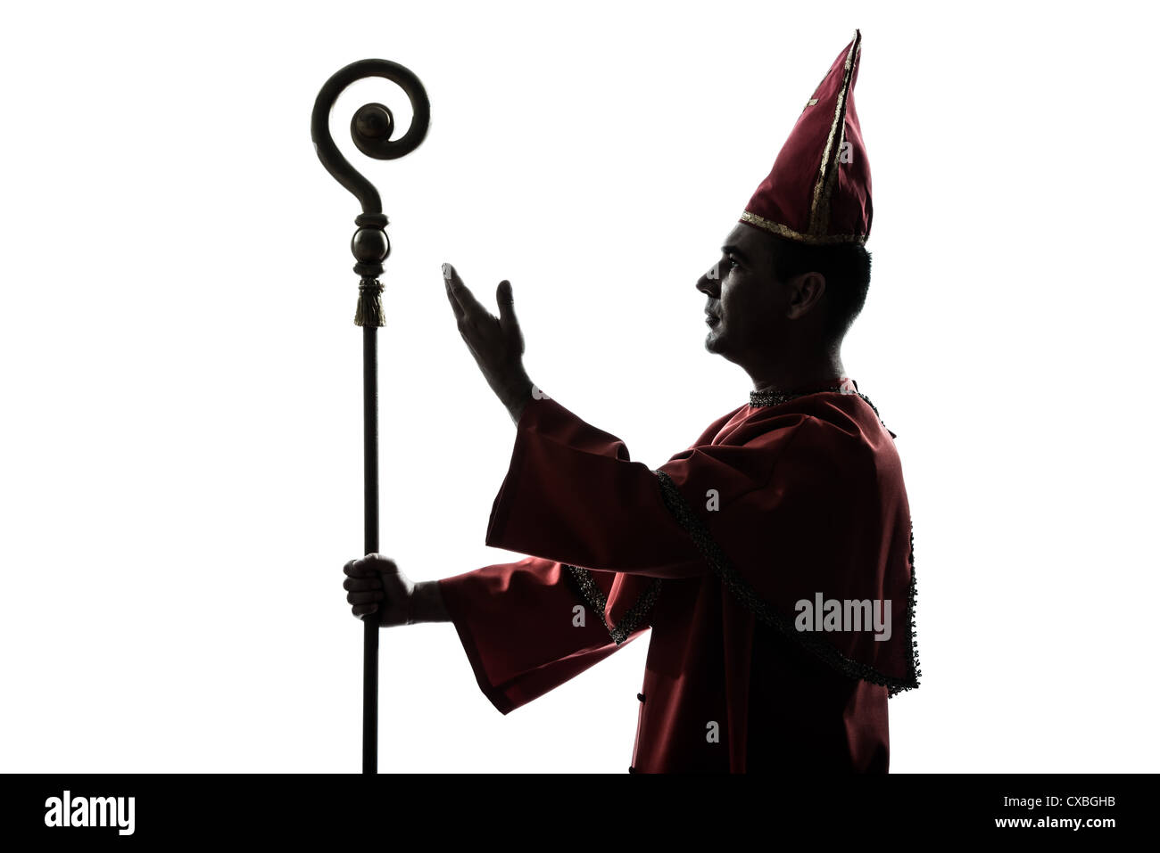 Un hombre cardenal obispo silueta saludando bendición en studio aislado sobre fondo blanco. Foto de stock