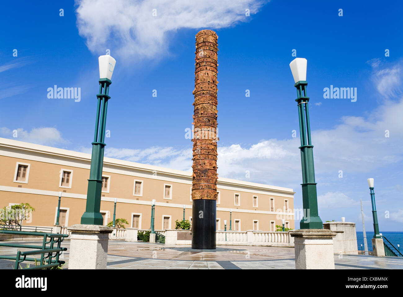 Tótem de la escultura en la Plaza del Quinto Centenario, la Ciudad