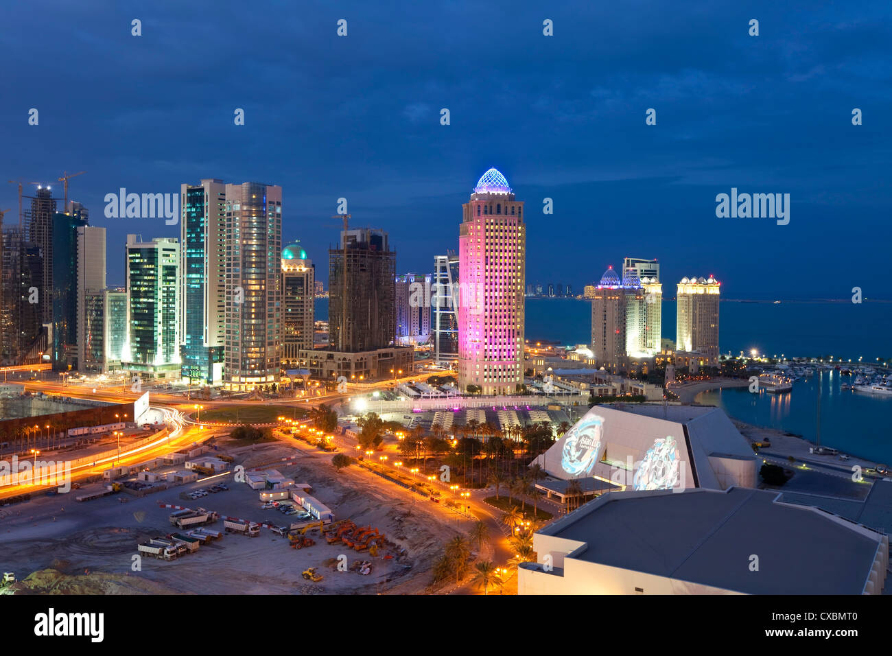 Nuevo skyline del distrito financiero central de West Bay, Doha, Qatar, Oriente Medio Foto de stock