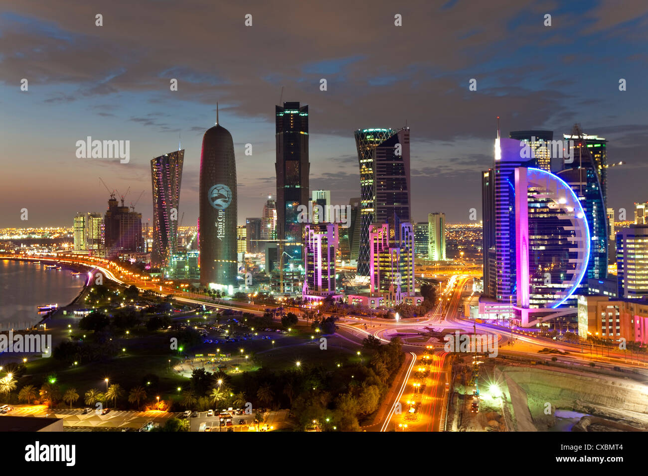 Nuevo skyline del distrito financiero central de West Bay, Doha, Qatar, Oriente Medio Foto de stock